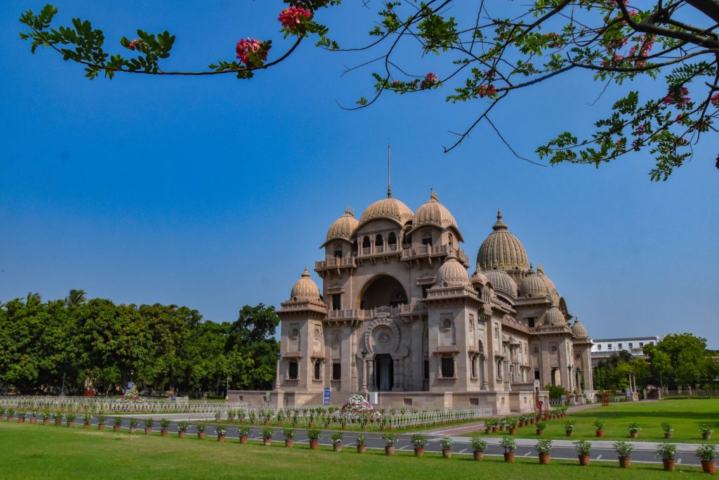 रामकृष्ण मठ और रामकृष्ण मिशन: मानवता की सेवा और आध्यात्मिक पुनर्जागरण का आदर्श